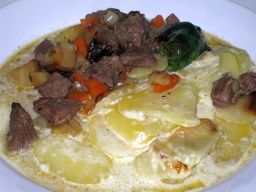 Hunajalammasta valkosipuliperunoiden ja minttuhyytelön kera