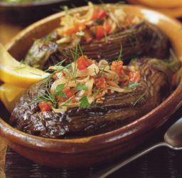 Imam bayildi lautasella