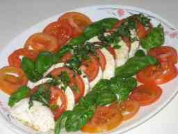 Tomaatti-juustosalaatti tarjoilualustalla