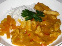 Intialaista kookoskanaa lautasella keitetyn riisin kera