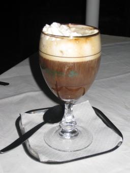 Irish Coffee kahvicocktail kermavaahdolla lasissa