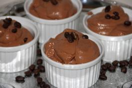 Isoäidin mokkavaahto Isoäidin mokkavaahto kupeissa tarjoiluvalmiina