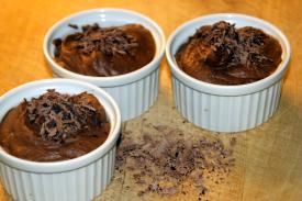 Isoäidin mokkavaahto Isoäidin mokkavaahto kulhossa suklaarouheella koristeltuna