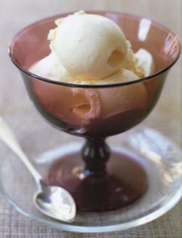 Istanbulilainen pihkajäätelö tarjoilukulhossa