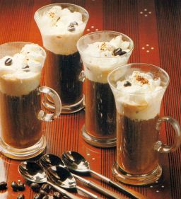 Jääkahvi korkeissa laseissa tarjoiluvalmiina