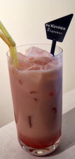 Jääkarhu cocktail rommista, brandysta ja kahvilikööristä cocktaillasissa