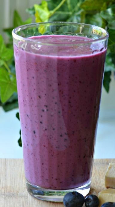 Jääkylmää pakastemarjapirtelöä lasissa