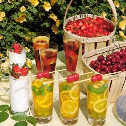 Jääteetä tarjolla laseissa