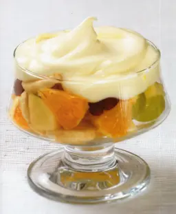 Makea jälkiruoka valmiina tarjottavaksi