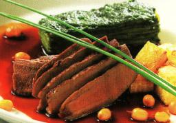 Jäniksenfilee tyrnimarjakastikkeella ja basilikaperunoilla