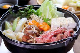 Sukiyaki on japanilaisen keittiön perinteinen pataruoka