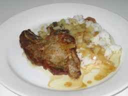 Japanilaiset kyljykset riisin kera