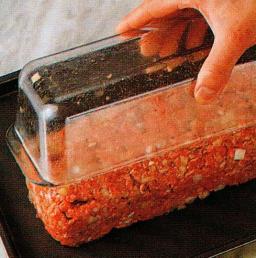 Painele liha kevyesti rasvattuun pitkään vuokaan