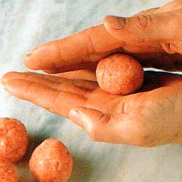 Pyöritä jauhelihasta kämmenten välissä tai työpöydällä palleroita