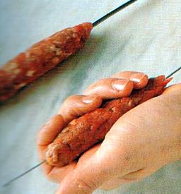 Jauhelihaa pyöriteltäessä kädet on syytä kostuttaa vedellä