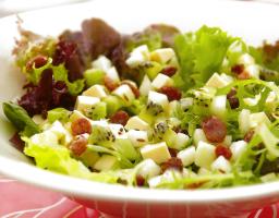 Juusto-päärynä-kiivisalaatti kulhossa