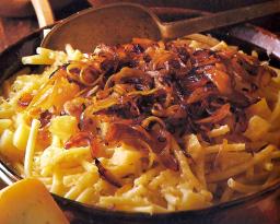 Juustomakaronit tarjolla