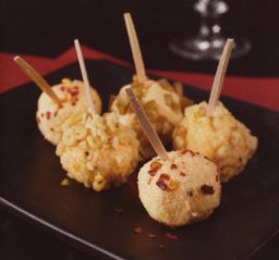 Juustopallot tarjoilulautasella