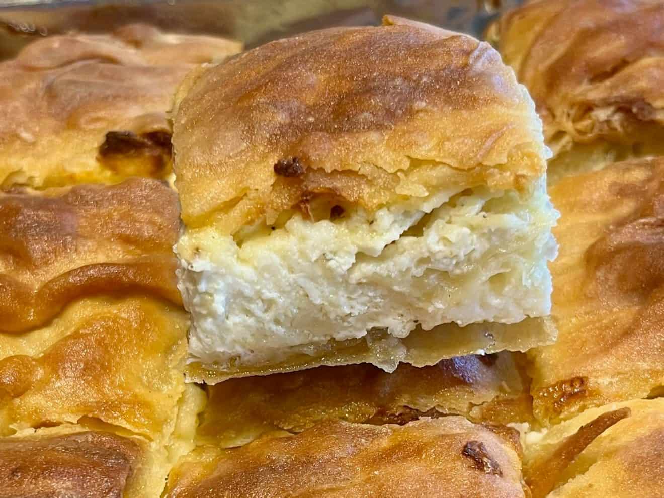 Juustopiirakka Tiropita tarjoilualustalla