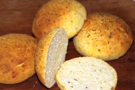 Juustosämpylät tarjoilualustalla