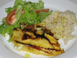 Juustotäytteiset broilerinfileet lautasella