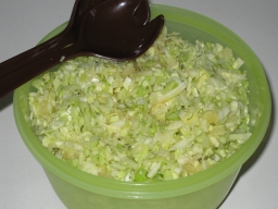 Kaali-ananassalaattia tarjoiluvalmiina kulhossa