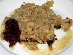 Kaalilaatikkoa puolukkahillon kanssa lautasella