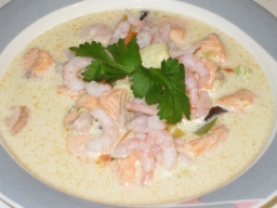 Kalakeittoa kookosmaidolla lautasella