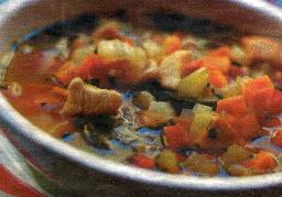 Kalkkuna-kasviskeitto kulhossa