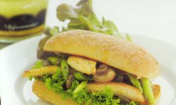 Kana-ciabatta lautasella tarjoiluvalmiina