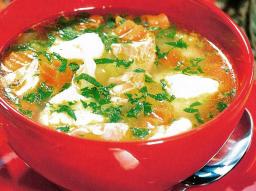 Kana-klimppikeitto kulhossa