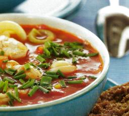 Kana-pastakeittoa soppakulhossa