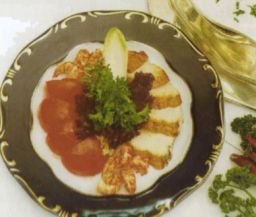 Kanasalaattia (Csekonics saláta) lautasella