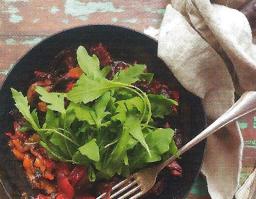 Kania punaviinissä lautasella