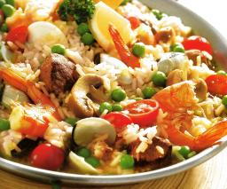 Kanipaellaa lautasella tarjoiluvalmiina