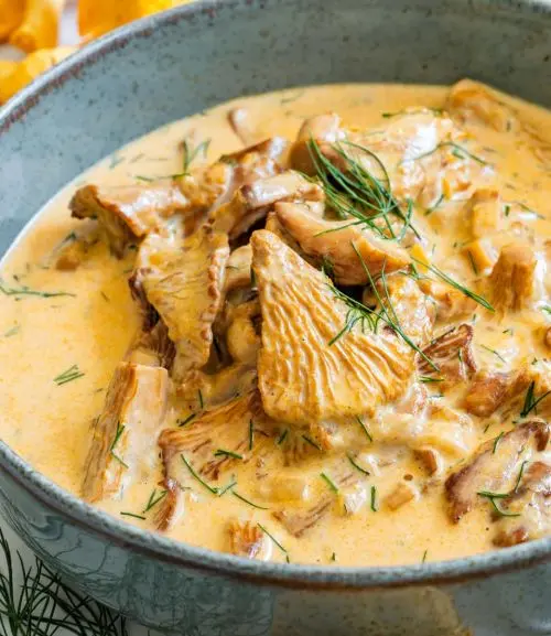 Kantarellikastiketta padassa