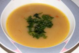 Kantarellikeittoa lautasella