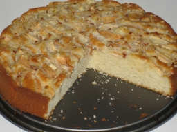 Äppelkaka med kardemumma serverad