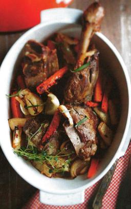 Uunissa haudutettu karitsan lapapaisti tarjottimella