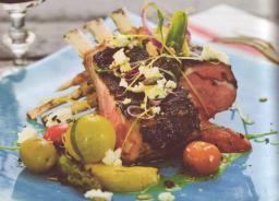 Karitsankareet tapenaden, harissapyreen ja lämpimän feta-vihannessalaatin kera lautasella