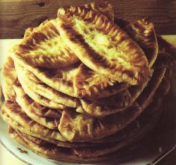 Karjalanpiirakat lautasella tarjoiluvalmiina