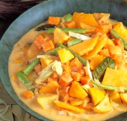 Kasviksia miedossa currykastikkeessa tarjolla