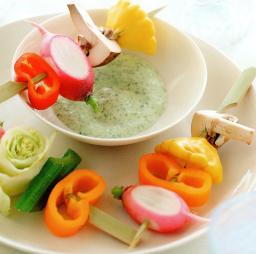 Kasvisvartaat tarjoilualustalla