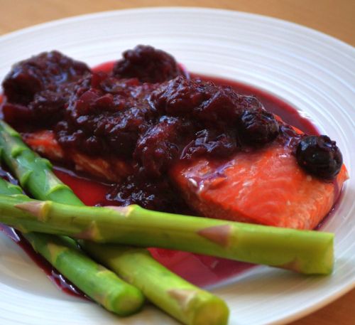 Katajanmarjakastiketta lautasella