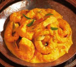 Katkarapuja kookosmaidossa lautasella