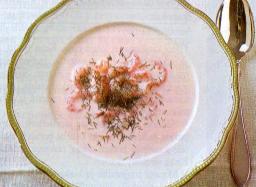 Katkarapukeittoa lautasella