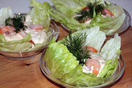 Katkarapukimara lautasilla tarjoiluvalmiina