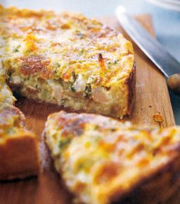 Katkarapupiirakka tarjoiluvalmiina