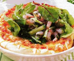 Katkarapupizza Margarita herkullisesti lautasella tarjoiltuna