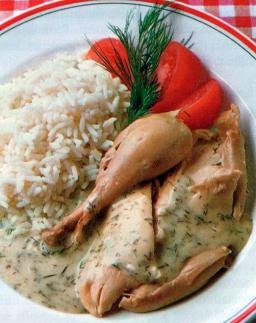 Keitetty kana lautsella riisin kera